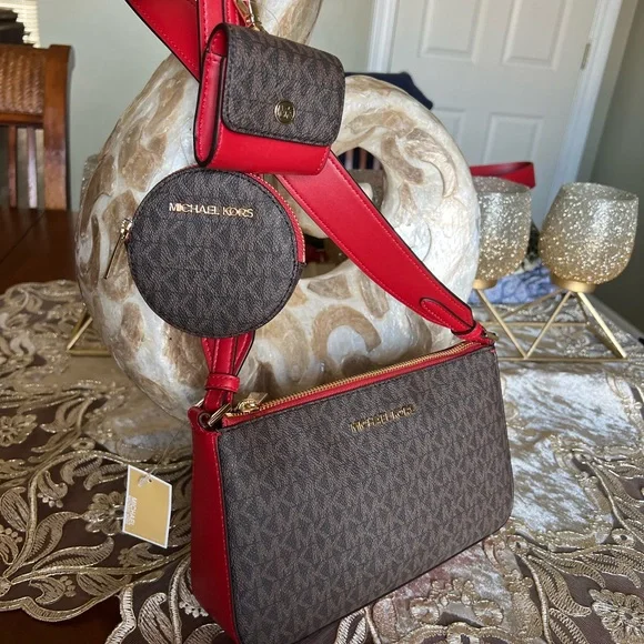 Michael Kors Crossbody with Tech Attached MK Signature - Picture 4 of 12